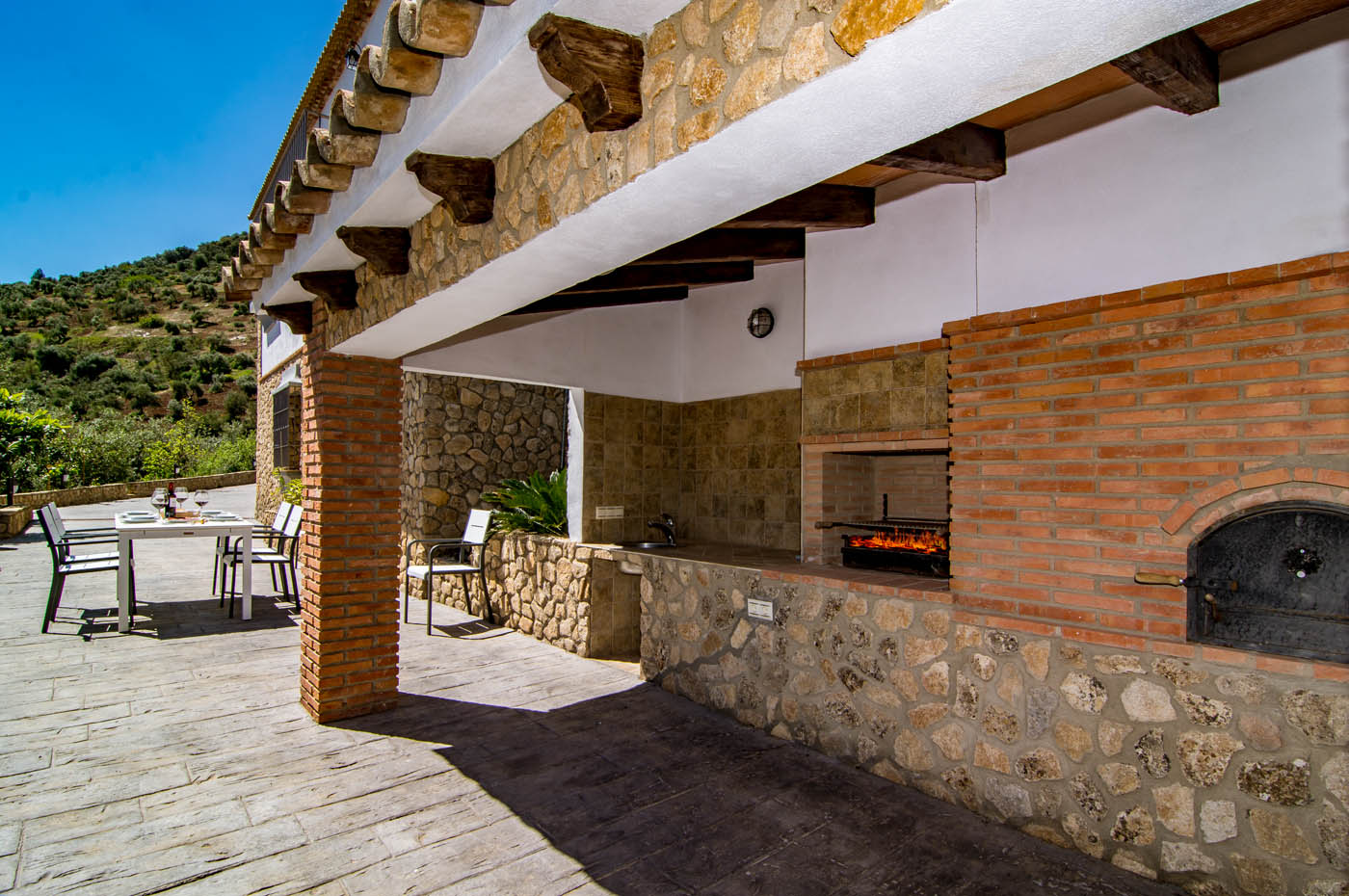 Gran zona de barbacoa con fregadero 